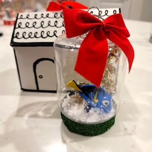 Personalized Disney Showcase - Finding  Nemo - Snow Globe with Dory